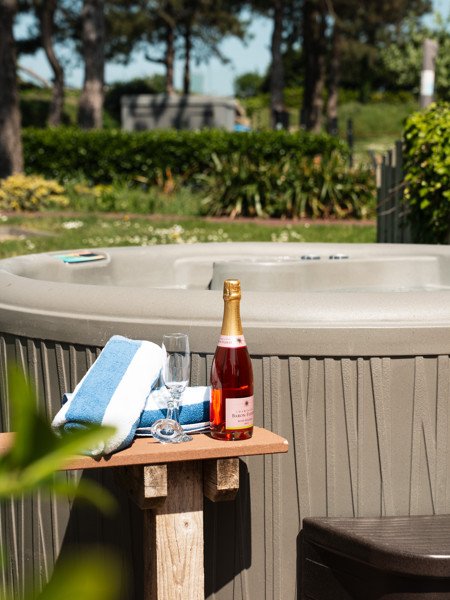 SSF LES ORMES HOT TUB CHAMPAGNE6