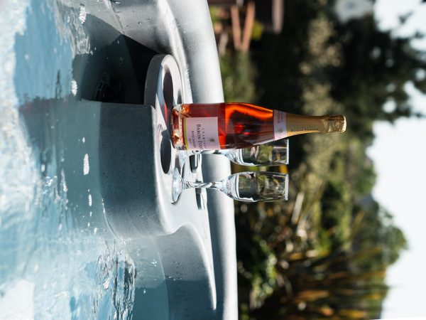 SSF LES ORMES HOT TUB CHAMPAGNE10